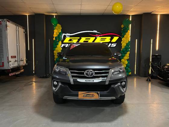 TOYOTA HILUX SW4 2.8 SRX 4X4 7 LUGARES 16V TURBO INTERCOOLER DIESEL 4P AUTOMÁTICO TOYOTA HILUX SW4 2.8 SRX 4X4 7 LUGARES 16V TURBO INTERCOOLER DIESEL 4P AUTOMÁTICO